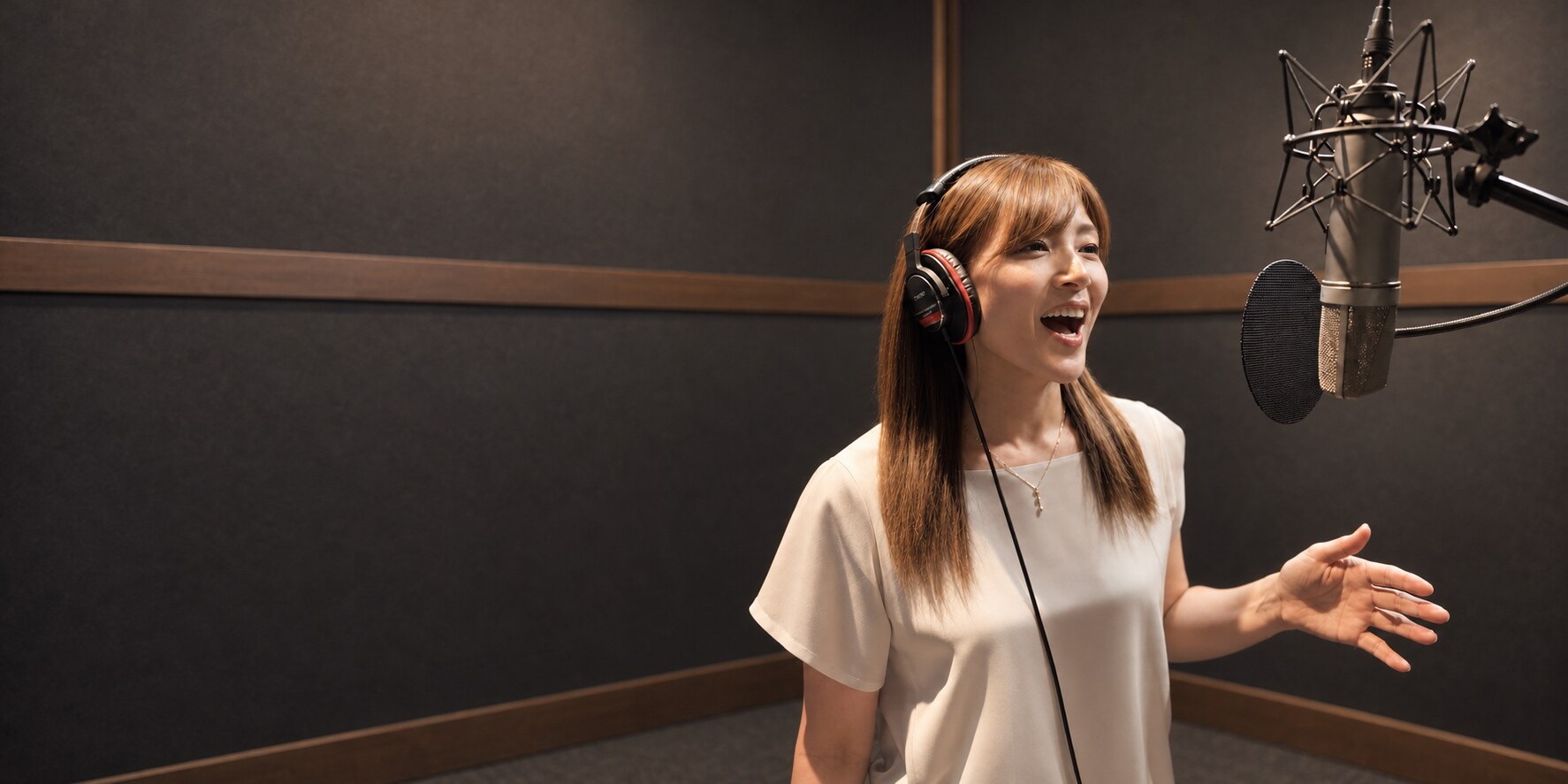 HAMOL SOUND STUDIOでボーカルレコーディングする様子