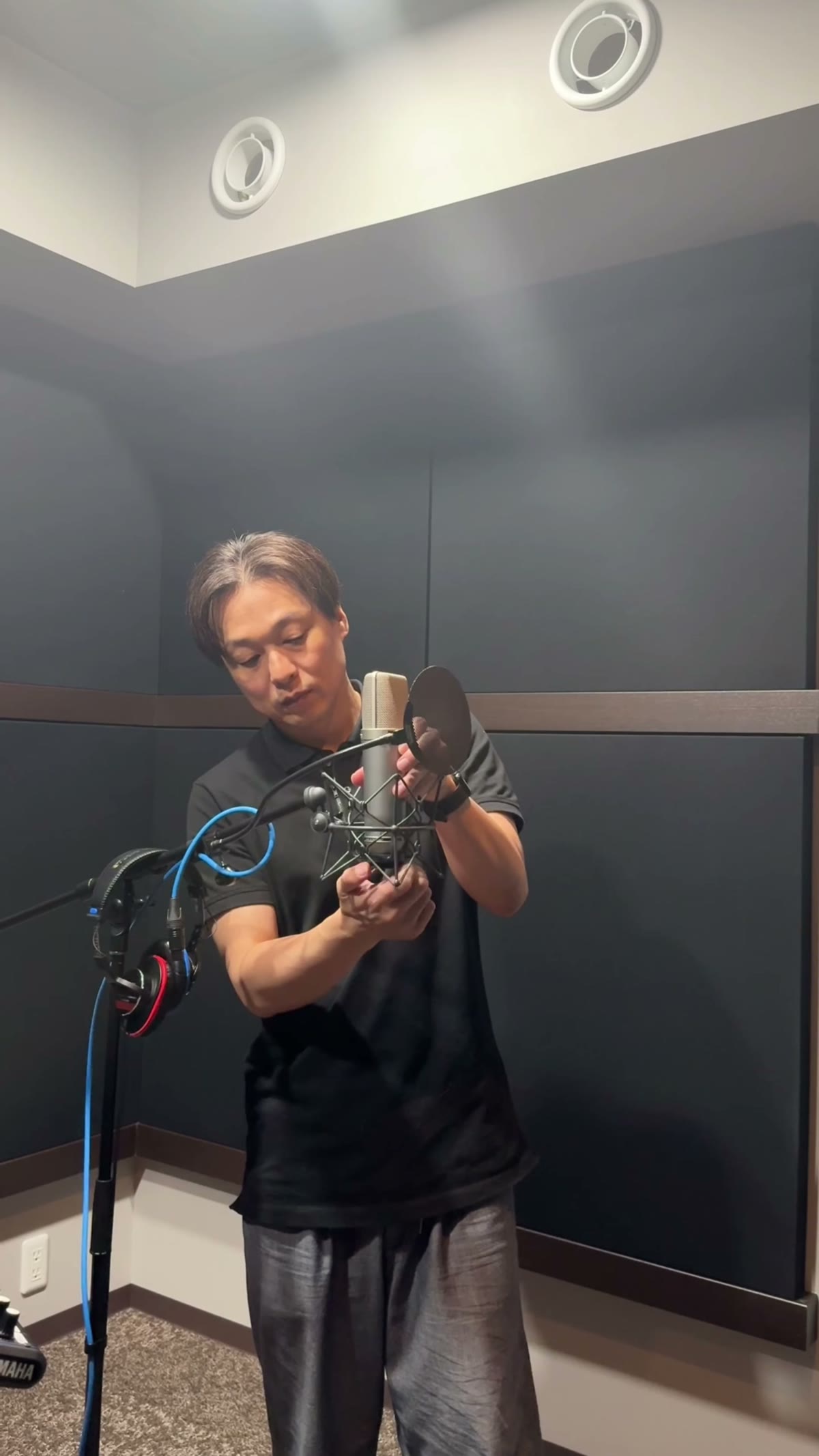 収録ブースでマイクをセッティングする様子