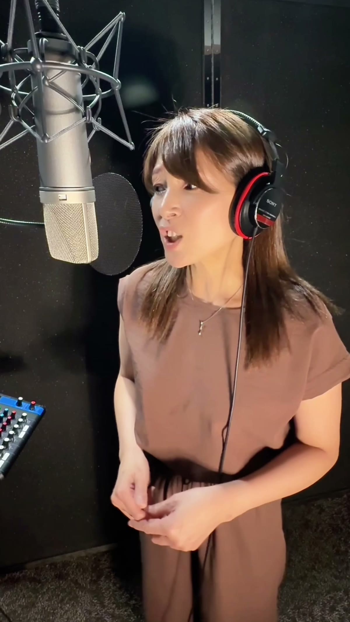 ブースで声楽を歌う様子